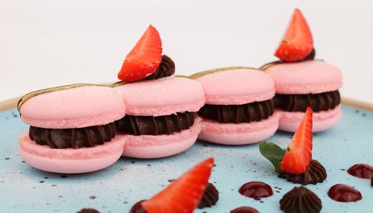 MACARON PLATED DESSERT