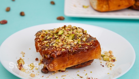 Sticky Pistachio Crumble Buns Recipe